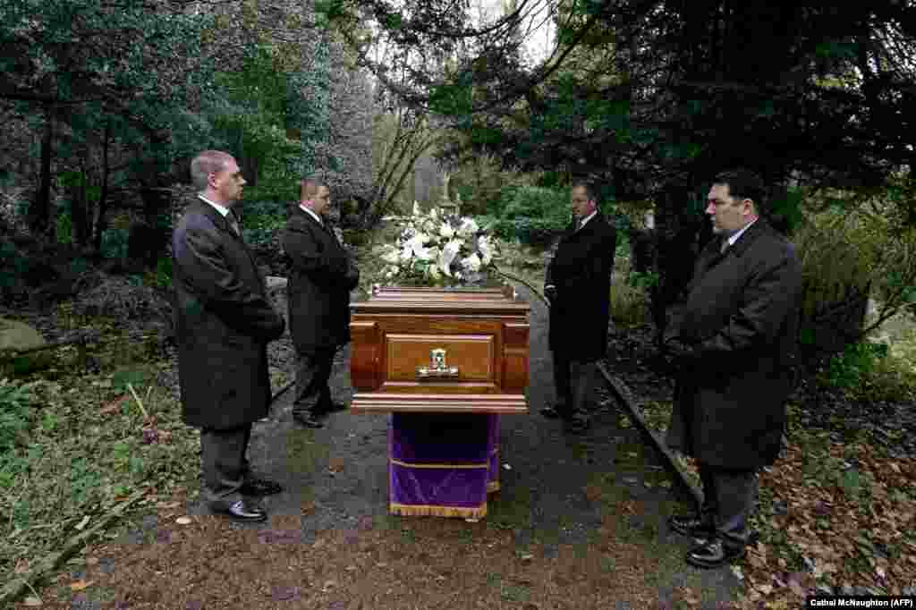 Litvinenko&#39;s casket is prepared for burial at Highgate Cemetery in north London on December 7, 2006.&nbsp;
