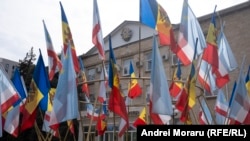 Steagurile R. Moldova și a UAT Găgăuzia în fața sediului Adunării Populare din Comrat