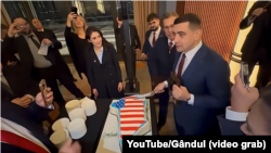 George Simion a încercat să capitalizeze politic deplasarea în Statele Unite, dar a reușit să atragă o multitudine de critici, inclusiv din partea propriilor colegi de partid. 