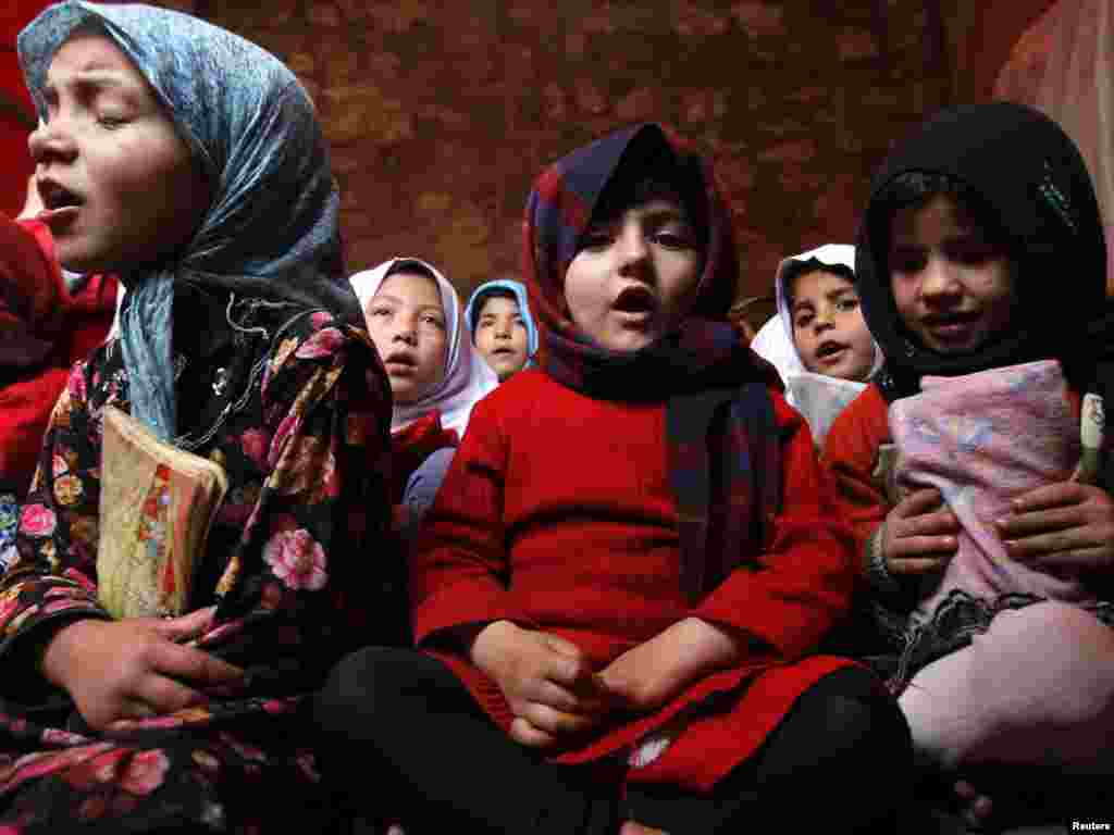 Afganistan - Djeca na religioznim časovima, Kabul, 25.10.2011. Foto: Reuters / Omar Sobhani 