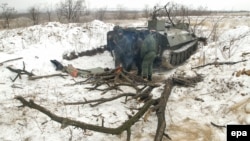 Пророссийские сепаратисты возле боевой машины. Светлодарская дуга, 19 декабря 2016 года