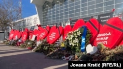 Cveće i crvena srca sa imenima žrtava na Železničkoj stanici u Novom Sadu, 24. januar 2026. 