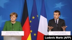 Cancelara germană Angela Merkel și președintele Franței, Emmanuel Macron la Bruxelles, după summitul UE, 23 martie 2018 