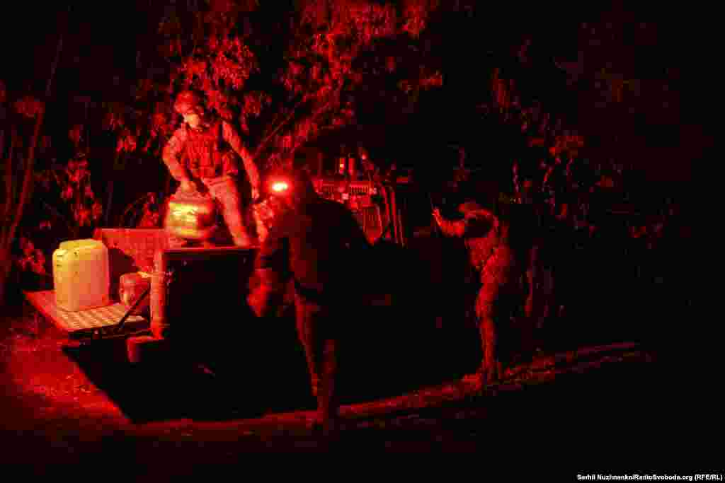 На позиції «дронщиків» 30-ї ОМБР привезли пальне для генераторів, дрони, продукти. Вивантаження займає декілька хвилин. Чим швидше, тим більше шансів залишитися непоміченим для ворожого дрону.Сіверський напрямок, 20 жовтня 2025 року