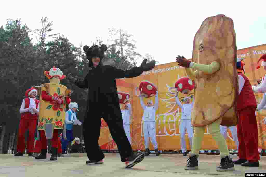 Май чабу бәйрәмендә "самавыр", "аю" һәм "коймак" сәхнәдә чыгыш ясый