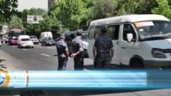 Ոչ բոլորն են պահպանում սոցիալական հեռավորությունը. որոշ բանկերի դիմաց մեծ հերթեր են