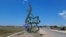 Стела при въезде в село Уютное Сакского района, аннексированный Крым