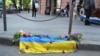 Одесса, украинский флаг и цветы на месте гибели активистов Майдана 2 мая