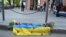 Одесса, украинский флаг и цветы на месте гибели активистов Майдана 2 мая