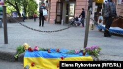 У центрі Одеси квіти на згадку про загиблих проукраїнських активістів, 3 травня 2014 року 