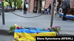 Кветкі на месцы гібелі ўкраінскіх патрыётаў падчас сутычак у Адэсе