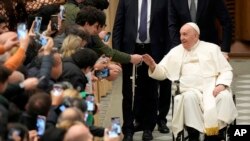 Папата со инвалидска количка на миса на 11 јануари 2023 година