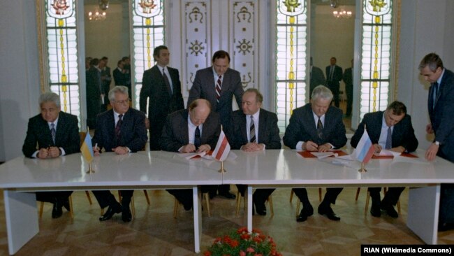 Прэзыдэнт Украіны Леанід Краўчук (зьлева другі), Старшыня Вярхоўнага Савета Беларусі Станіслаў Шушкевіч (зьлева трэці) і прэзыдэнт Расейскай Фэдэрацыі Барыс Ельцын (справа другі) падчас час цырымоніі падпісаньня Пагадненьня аб ліквідацыі СССР і стварэньні СНД. 8 сьнежня 1991 году