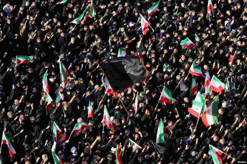 Okupljeni u Teheranu 1. marta tuguju zbog smrti vrhovnog vođe koji je ubijen dan ranije.