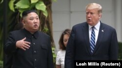 Udhëheqësi verikorean, Kim Jong-un dhe presidenti i SHBA-së, Donald Trump, në Hanoi të Vietnamit. 