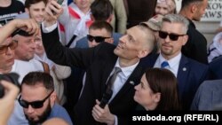 Sergey və Svetlana Tixanovskaya Varşavada belaruslarla görüşdə