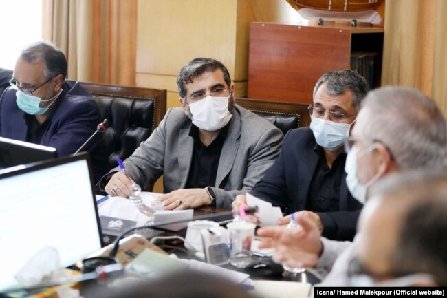 محمدمهدی اسماعیلی (نفر دوم از چپ) هنگام حضور در یکی از کمیسیون‌های مجلس در هفته گذشته