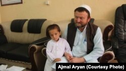 کودک که اختطاف شده بود پس از رهایی از چنگ ربایندگان به پدرش تسلیم داده شد