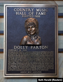 Komemorativna plaketa posvećena Doli Parton u Kući slavnih kantri muzike u Nešvilu.