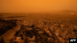Напередодні медіа повідомили про забруднення повітря в Греції пилом із Сахари. На фото: пил над Афінами