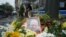 Кветкі на месцы забойства журналіста Паўла Шарамета. Кіеў, 21 ліпеня 2016 году 