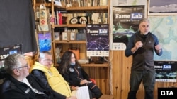  Българската антарктическа база „ Св. Климент Охридски “. 