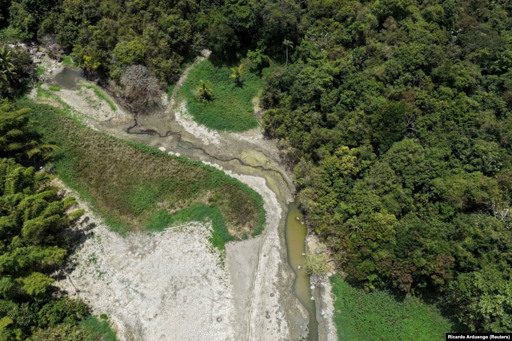 Kjo fotografi e realizuar me dron tregon pasojat e thatësisë në rezervuarin Karaizo në Puerto Riko më 7 gusht 2026.