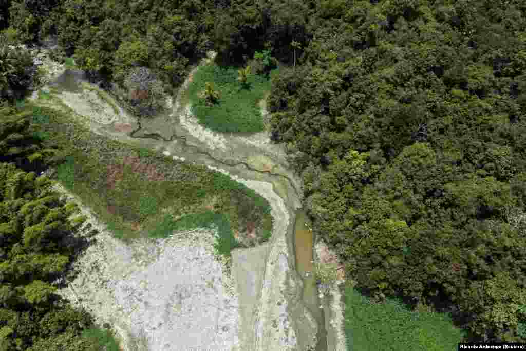 Kjo fotografi e realizuar me dron tregon pasojat e thatësisë në rezervuarin Karaizo në Puerto Riko më 7 gusht 2026.