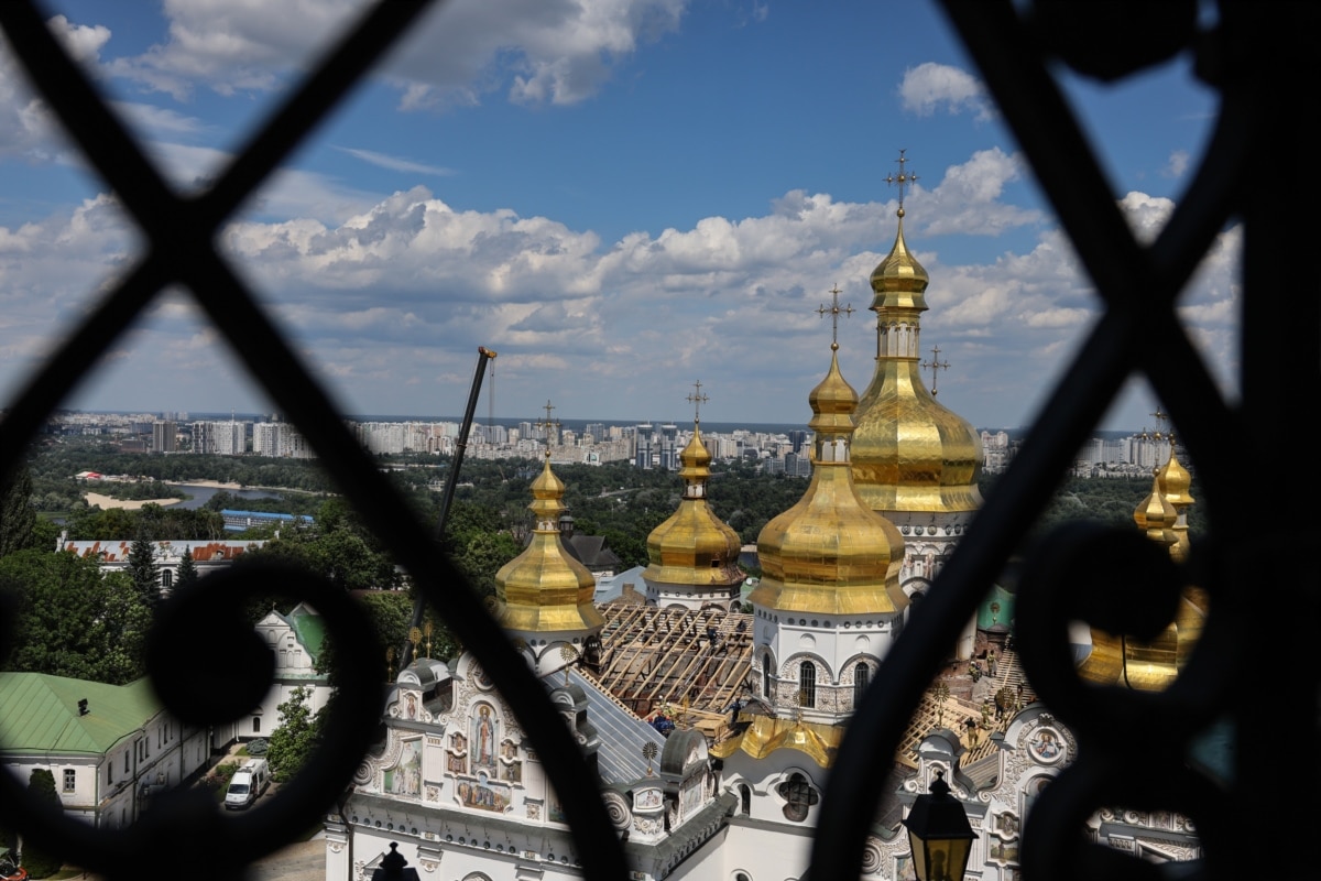 На фото: вид на Свято-Успенський собор із дзвіниці, Київ, 17 червня 2026 року.<br>Росія заперечує, що свідомо атакувала лавру і стверджує, що Успенський собор ушкодили нібито українські засоби ППО. СБУ спростувала це, показавши уламки «шахеда».
