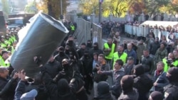 Силовики та протестувальники – момент примирення біля Ради (відео)