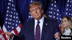 Candidatul republican la președinție și fostul președinte al SUA, Donald Trump, în timpul unei petreceri organizată după alegerile primare din New Hampshire.