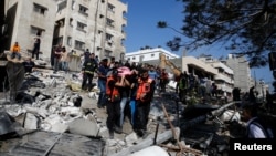 Spasioci izvlače ljude zarobljene ispod ruševina nakon vazdušnog napada Izraela (16. maj 2021)