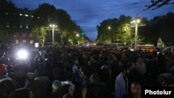 Armenia - Opposition supporters occupy France Square in Yerevan, 13 April 2018.