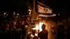 Njerëz duke protestuar kundër Qeverisë së kryeministrit izraelit, Benjamin Netanyahu, dhe bëjnë thirrje për lirimin e pengjeve që po mbahen në Gazë nga Hamasi, Tel Aviv, Izrael, 22 qershor 2024.