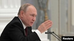 Рускиот претседател Путин претседава со состанокот со членовите на Советот за безбедност во Москва. 