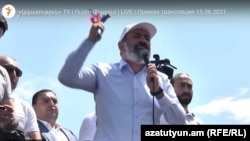 Armenia - Prime Minister Nikol Pashinian brandishes a hammer at a campaign meeting in Sisian, a town in Syunik province, June 15, 2021.