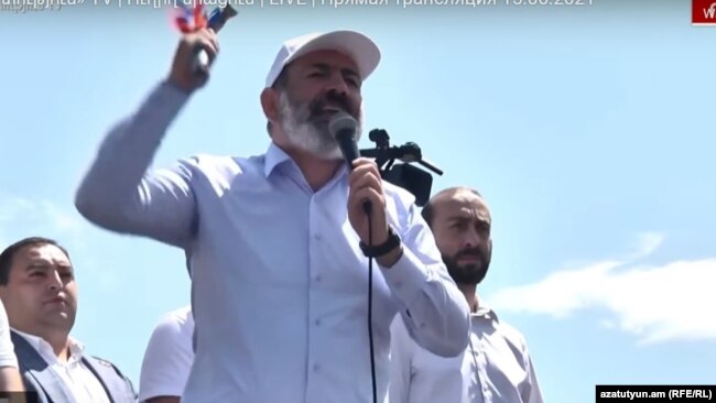 Armenia - Prime Minister Nikol Pashinian brandishes a hammer at an election campaign rally in Sisian, June 15, 2021.