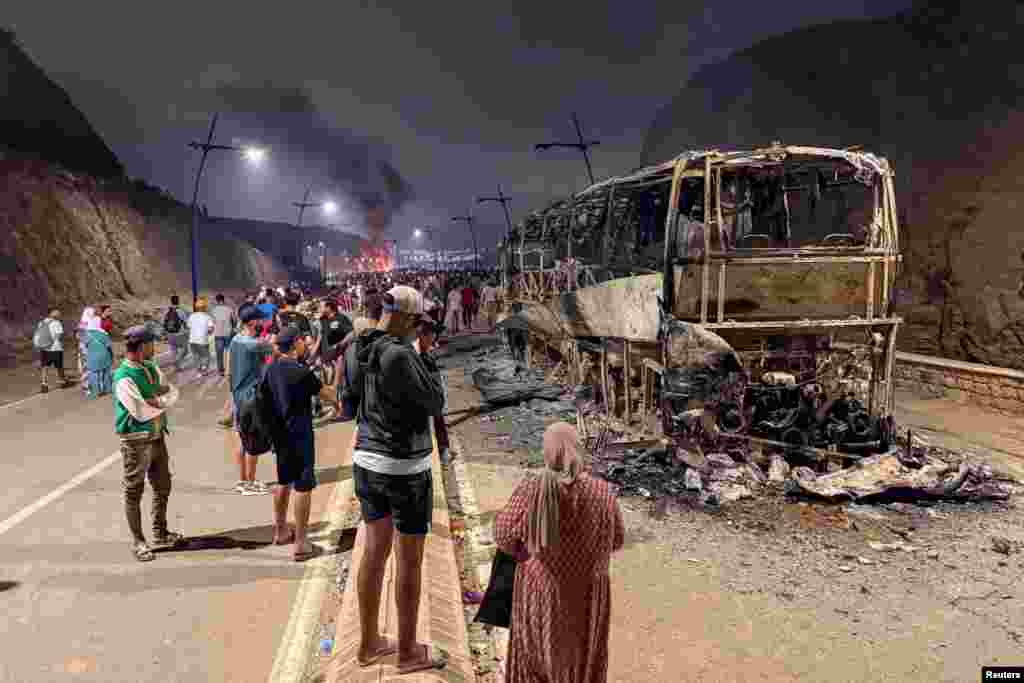 Španija je glavna tačka dolaska u Evropu za migrante koji traže bolje ekonomske mogućnosti ili bježe od nasilja u svojim matičnim zemljama. Na fotografiji ljudi stoje pored izgorjelog autobusa na marokanskoj strani granice dok migranti čekaju na priliku da pređu u špansku enklavu Ceuta, 31. juli 2026.