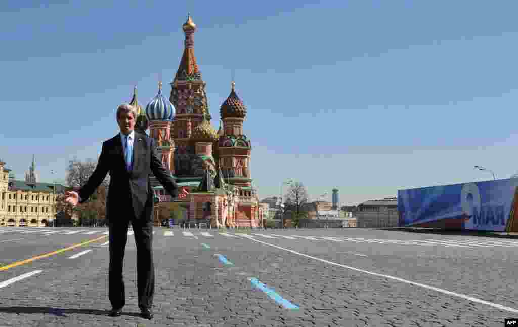 U.S. Secretary of State John Kerry in front of St. Basil&#39;s Cathedral during a walk in Red Square in Moscow. (AFP/Mladen Antonov) 