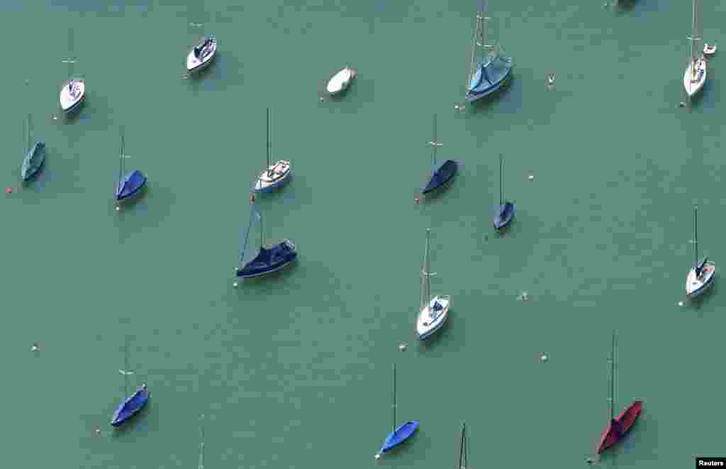 Almaniyanın cənubunda yerləşən Starnberger gölündə üzən qayıqlar (REUTERS/Michaela Rehle)