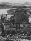 Fotografija iz septembra 1945. godine, na kojoj se vide ostaci Zgrade za promociju prefekturne industrije nakon bombardovanja Hirošime, koja je kasnije sačuvana kao spomenik.