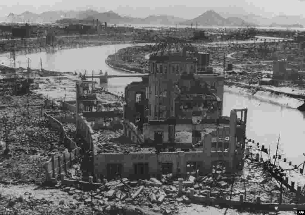 Fotografija iz septembra 1945. godine, na kojoj se vide ostaci Zgrade za promociju prefekturne industrije nakon bombardovanja Hirošime, koja je kasnije sačuvana kao spomenik.