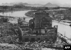 Fotografi e shtatorit të vitit 1945 në të cilën shihet ndërtesa që i ka mbijetuar sulmit, dhe sot ruhet si monument.