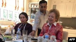 لطیفه بنت محمد آل مکتوم (چپ) در حال صرف عذا با مری رابینسون