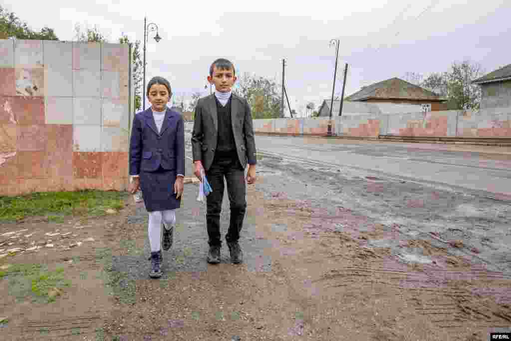 Azərbaycan Astarasında olan bu fotodan fərqli olaraq İran Astarasında məktəbli qızlar qırmızı geyim və ağ hicabla dərsə gedirlər.