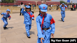 1940-es évekbeli kínai katonáknak beöltözött gyerekek a pekingi Tienanmen (Mennyei béke) téren, 2021. május 3-án