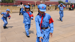 1940-es évekbeli kínai katonáknak beöltözött gyerekek a pekingi Tienanmen (Mennyei béke) téren, 2021. május 3-án