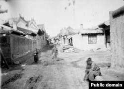 A street scene in Altanbulag, a Mongolian trading town on the border with Russia, in the late 1800s.