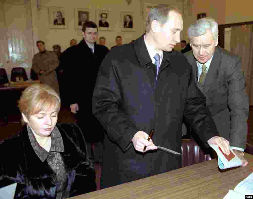 Vladimir Putin, candidat la președinție și șef de stat în exercițiu, la vot împreună cu soția sa, Lyudmila, la o secție de votare din Moscova în martie 2000.