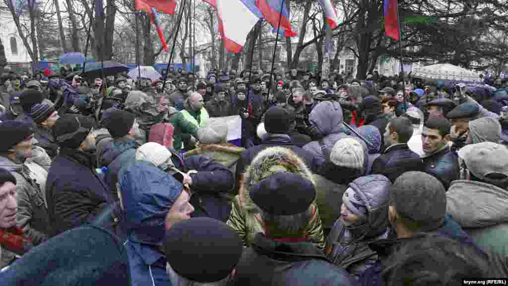 Ось, в цілому, і весь мітинг. Підвозити сюди людей із Севастополя, як це було день тому, щоб влаштувати бійню з кримськими татарами, організатори, мабуть, вирішили зайвим. А &laquo;своїх&raquo; назбиралося зовсім небагато